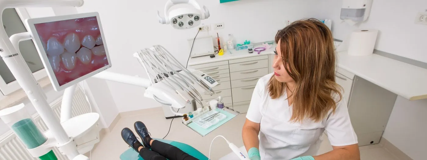Cabinet stomatologic modern — dentist și pacient
