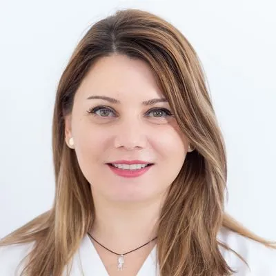 Dr. Simona Croitoru, medic stomatolog, în sala de tratament